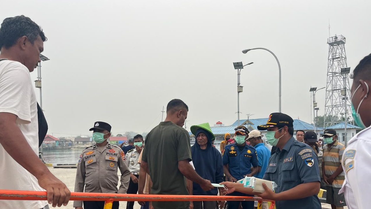  Kantor UPP Kelas III Geser Bagikan Masker Gratis kepada Penumpang dan Masyarakat Pelabuhan